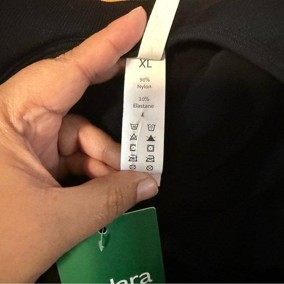 NEW Halara Seamless V-Neck Short Sleeve Built in Shapewear with Shorts Black XL - Picture 7 of 15